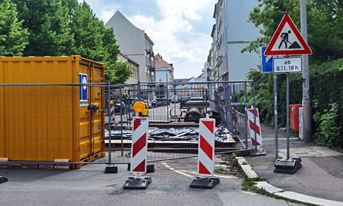 Das Titelbild der Themenseite Temporäre Verkehrszeichen zeigt eine teilweise Straßensperrung mit Baustellenszenerie im Hintergrund