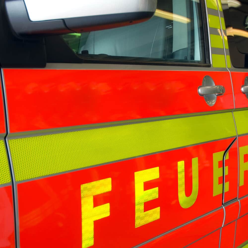 Gelbe Avery V-8000 Reflexfolie angebracht als Streifen und Schriftzug an Feuerwehreinsatzfahrzeug
