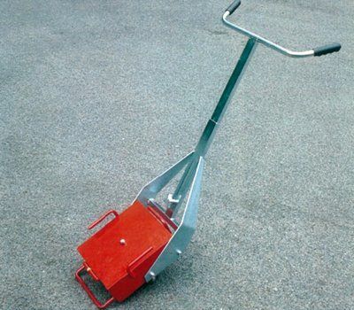 3M Andruckrollgerät RTC 3 für Fahrbahnmarkierungsfolie, Gesamtansicht auf Asphalt