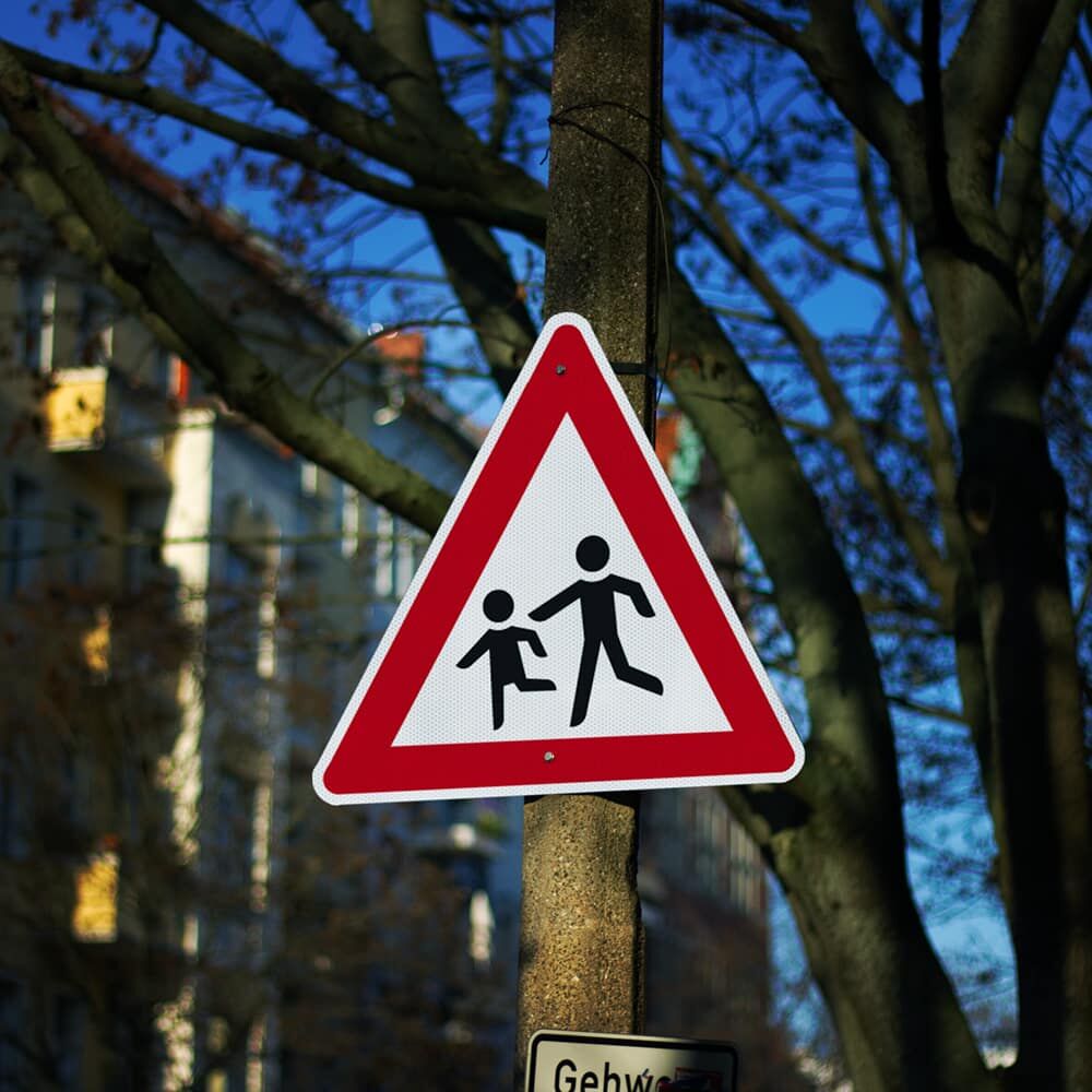 Verkehrszeichen "Achtung Kinder" mit ORALITE 6910 Reflexfolie beklebt