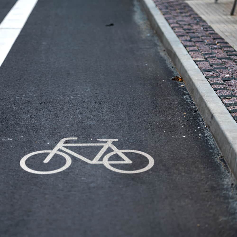 Aufgebrachte 3M Stamark Fahrrad-Markierung in Weiß auf neuem Radfahrstreifen