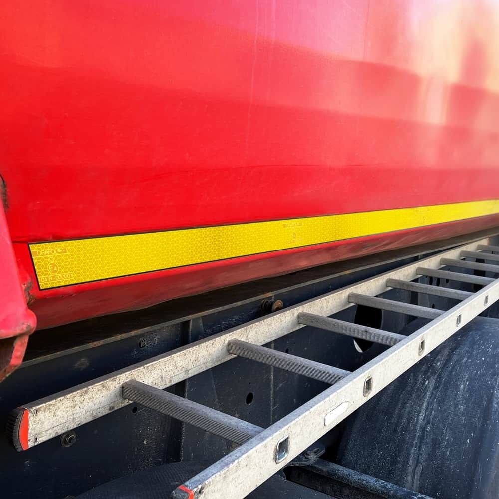 Gelber VC 104+ Magnetstreifen am roten Lkw-Aufbau