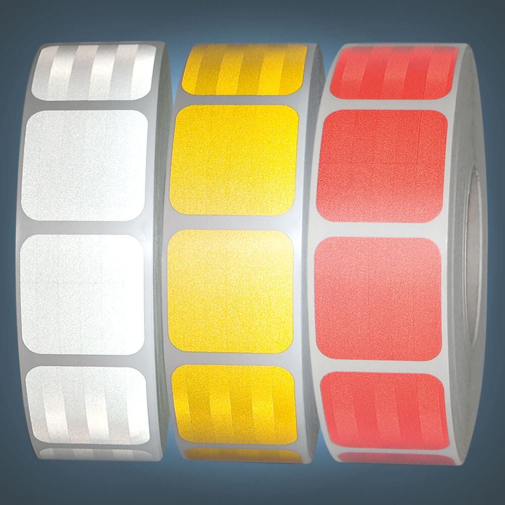 3 Rollen 3M 957 S Segmente Weiß / Gelb / Rot leuchtend vor blauem Hintergrund