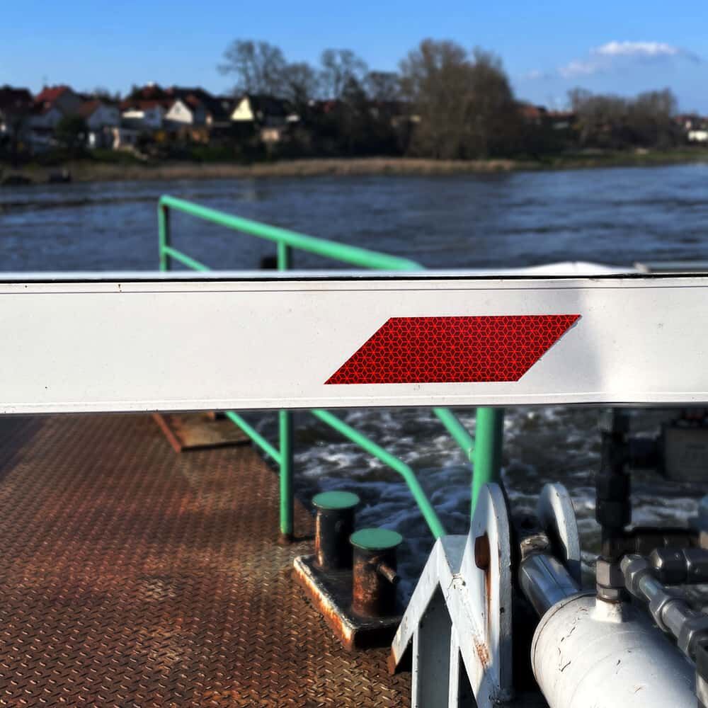 Roter Streifen der 
Orafol VC170 auf einer Bootsabsperrung sorgt für Sichtbarkeit