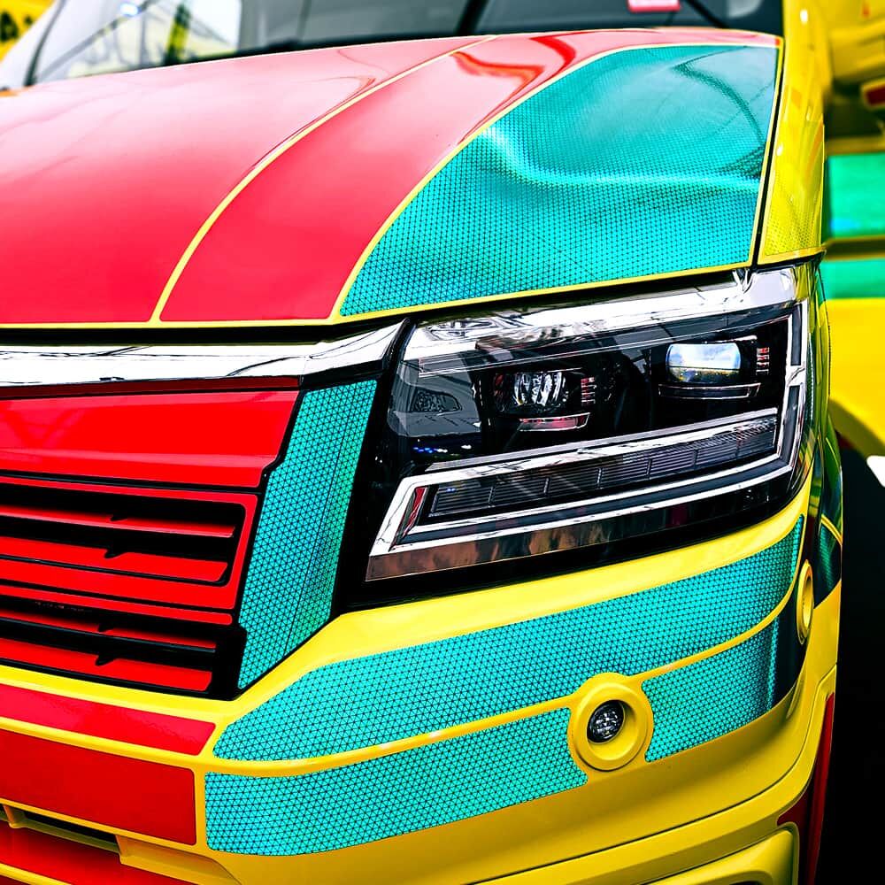 Fahrzeugfront mit VC 612 Reflexpanels zur Erhöhung der Sichtbarkeit