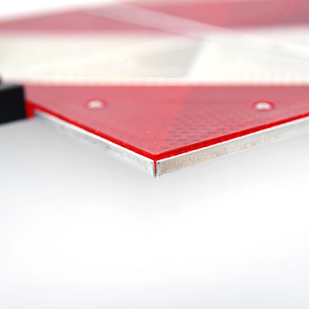 Detail Kante: Materialstärke und Rahmen der Parkwarntafel in Nahaufnahme