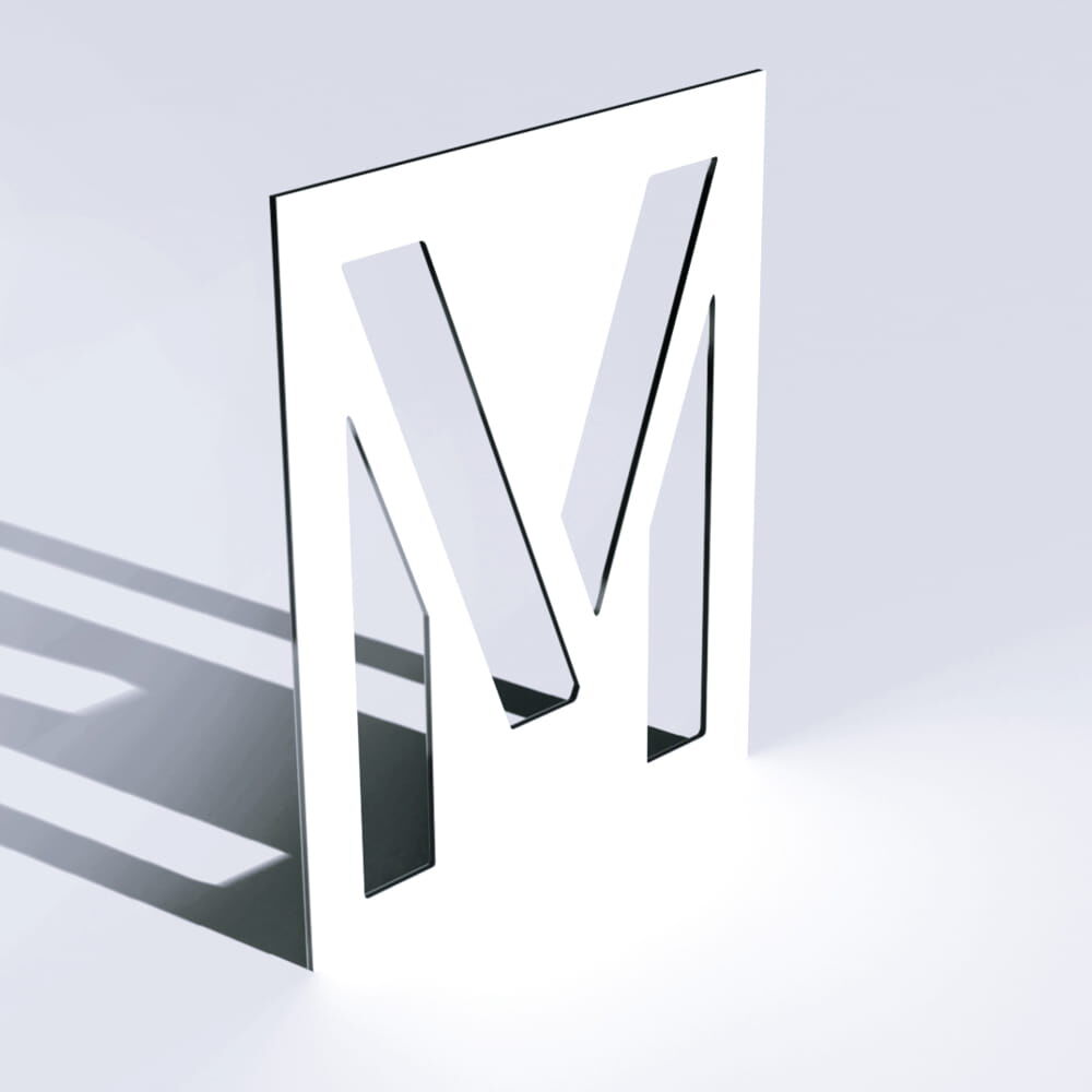 Perspektivische Ansicht der Buchstabenschablone „M“ mit Schattenwurf