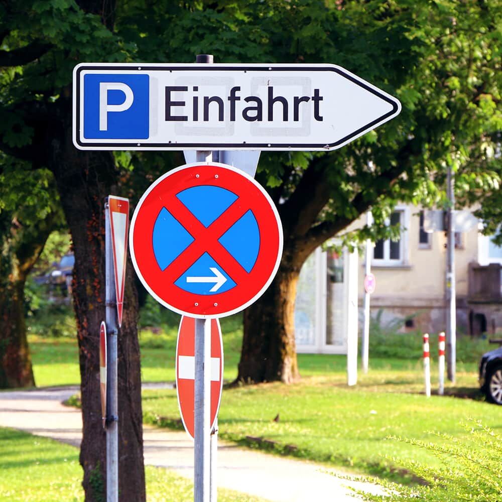 Anwendungsbeispiel: Halteverbot-Schild mit Richtungspfeil rechts