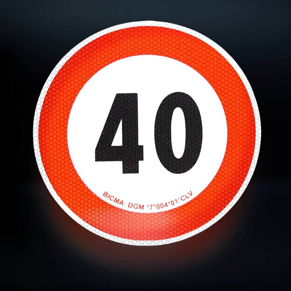 Reflektierendes 40-km/h-Schild bei Dunkelheit fotografiert, gute Sichtbarkeit
