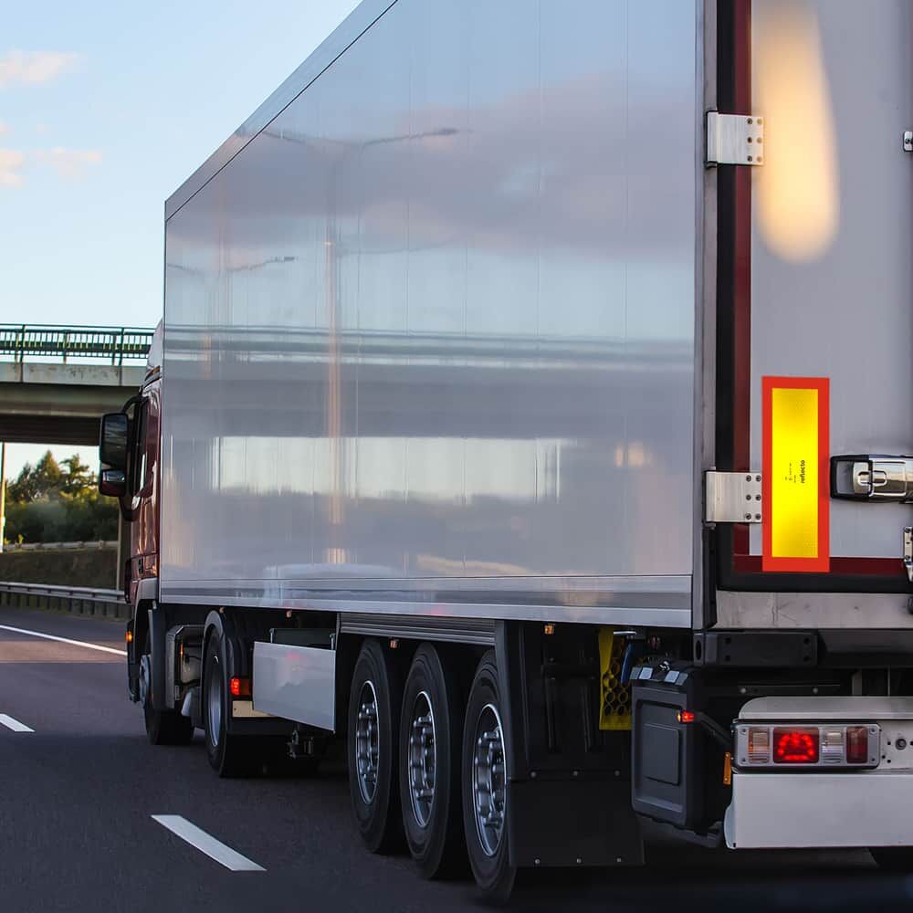 Angebrachte Heckwarnmarkierng an einem LKW auf der Autobahn