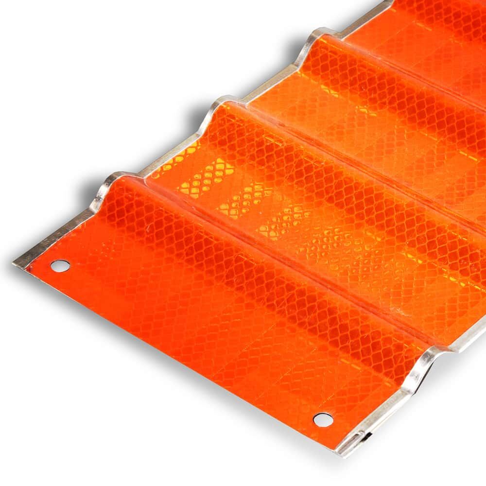 Oranges 3M Reflex-Profil, Detailansicht mit Befestigungsloch