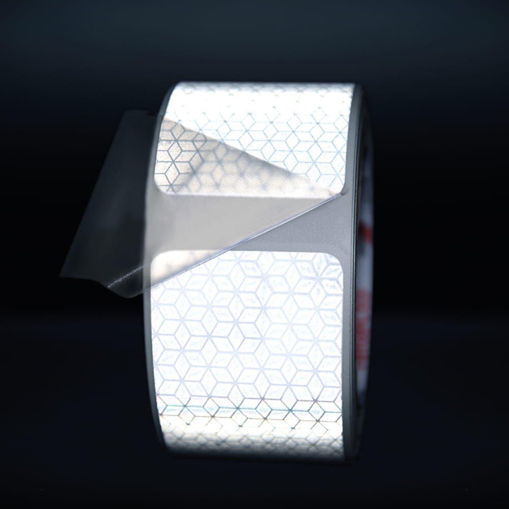 Reflektierende Orafol VC110 Maxi Gaps, 10m Länge, im Dunkeln beleuchtet