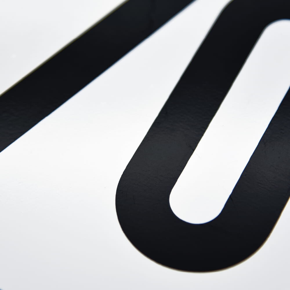 Nahaufnahme der Zahl 70 auf Geschwindigkeitsschild für Deutschland