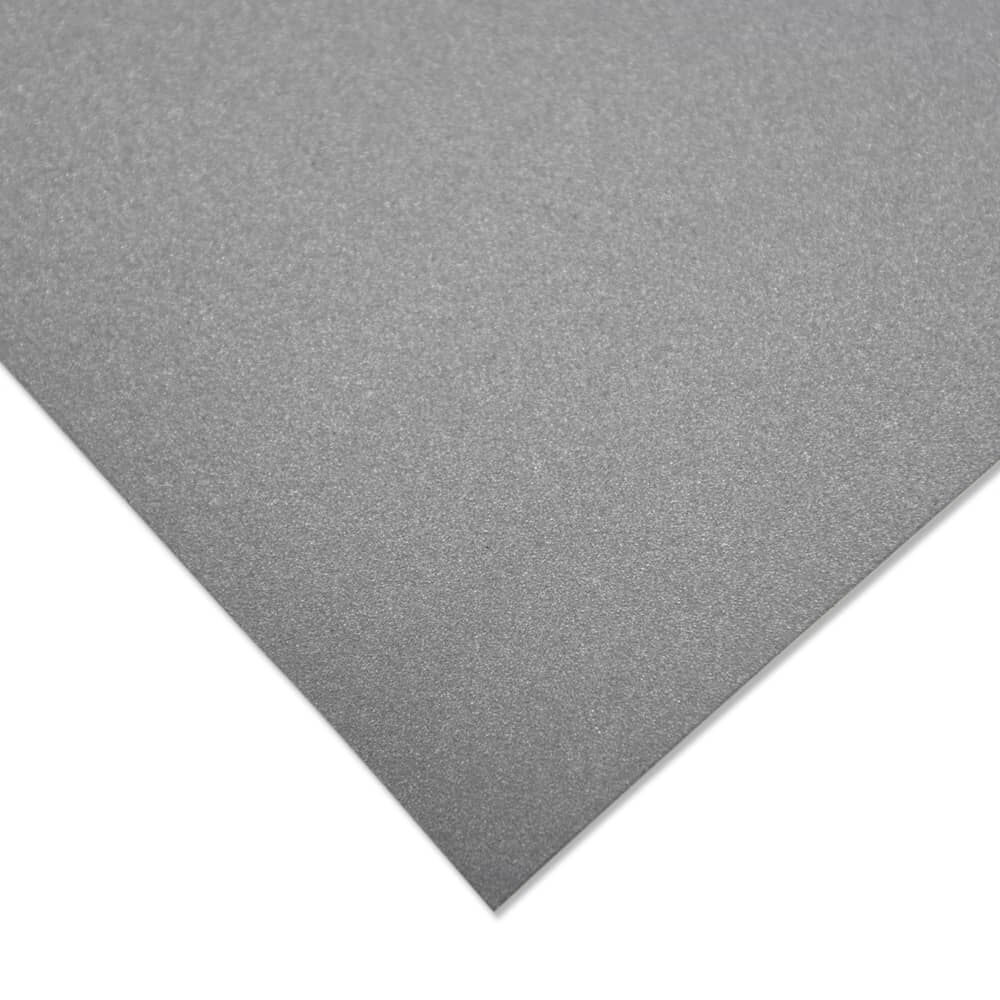 Nahaufnahme Ecke des 3M 7610 Zuschnitts mit grauer reflektierender Oberfläche