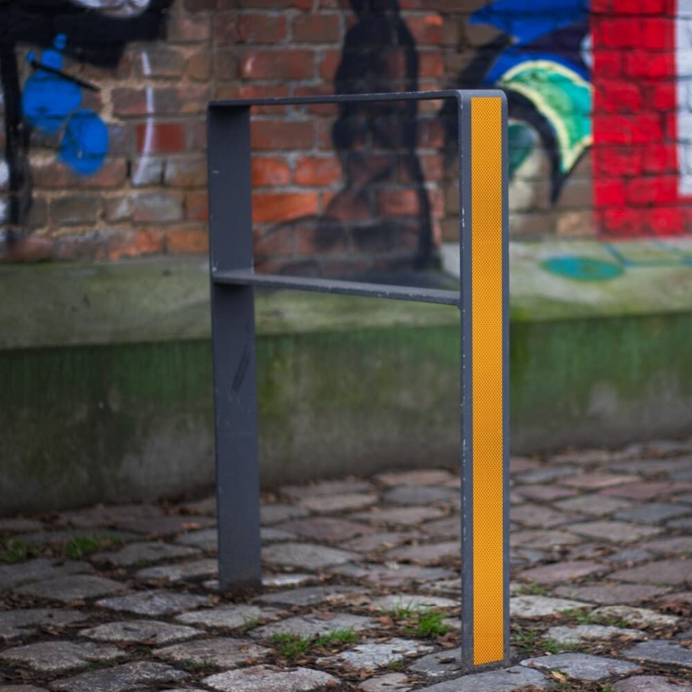 Gelb reflektierender 3M 4080 Streifen an Metallbügel in Fußgängerzone