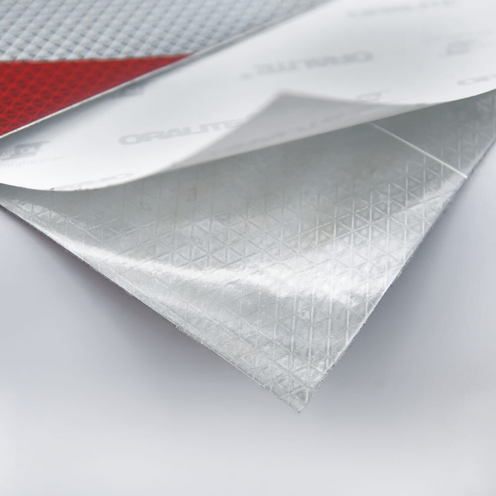 Rückseite: 5931MCV Kleberschicht mit Orafol-Logopapier und selbstklebende Rückseite