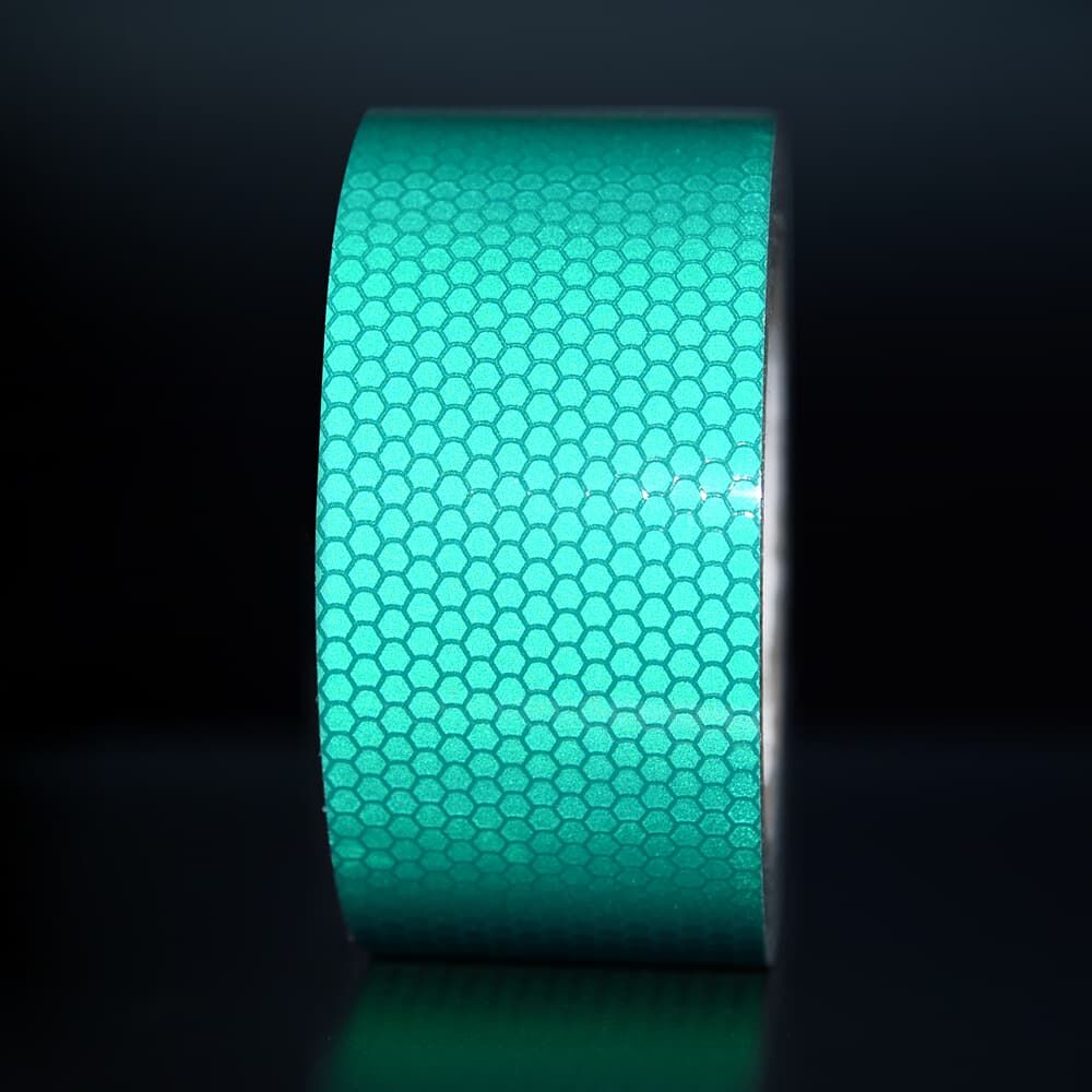 50 mm Rolle Orafol ORALITE Reflexband 5810 grün, reflektierend vor dunklem Hintergrund