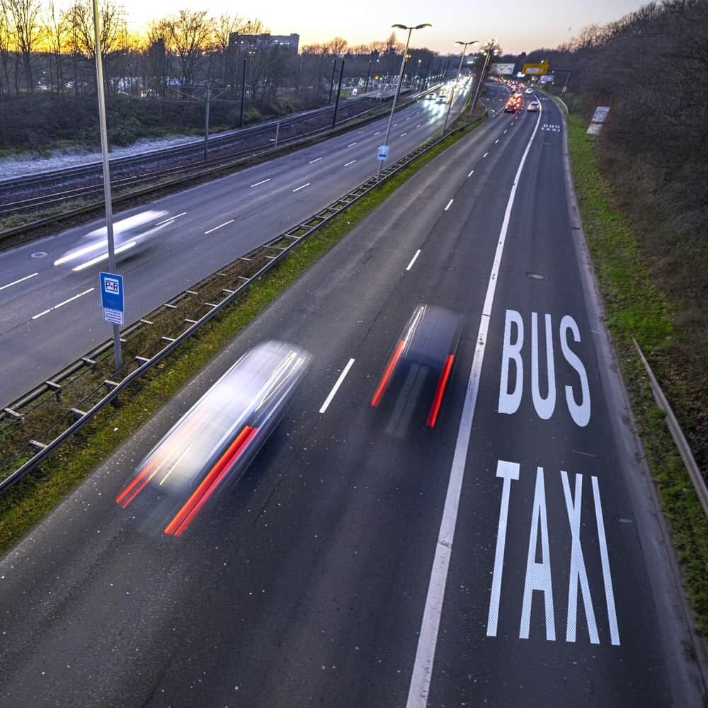 Aufgebrachtes Piktogramm in realer Verkehrsszene auf einer Bundesstraße