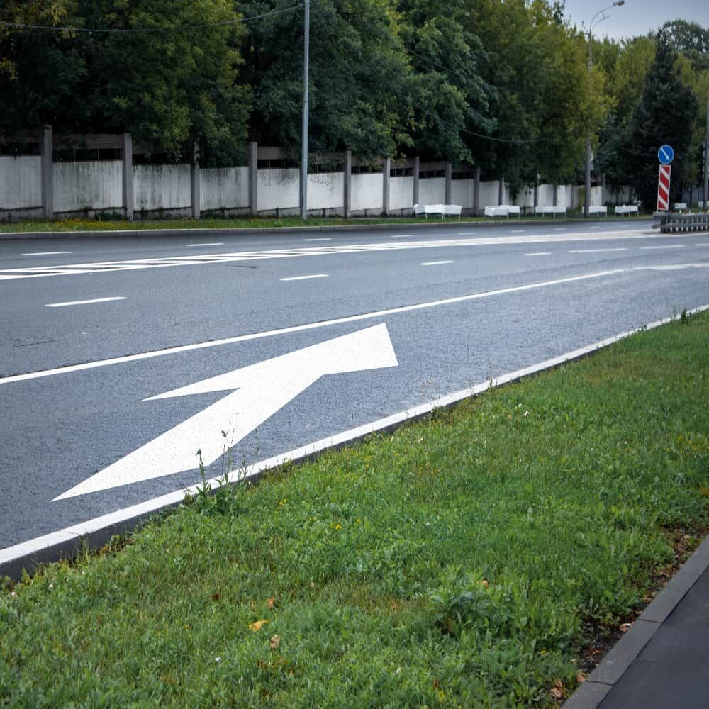 Aufgebrachter Voranküdigungspfeil in realer Verkehrsszenerie