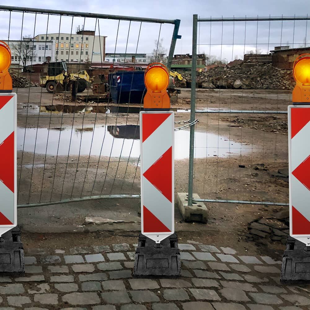 Leitbaken mit Orafol 5831 Pfeilfolie sichern Baustelle vor Bauzaun