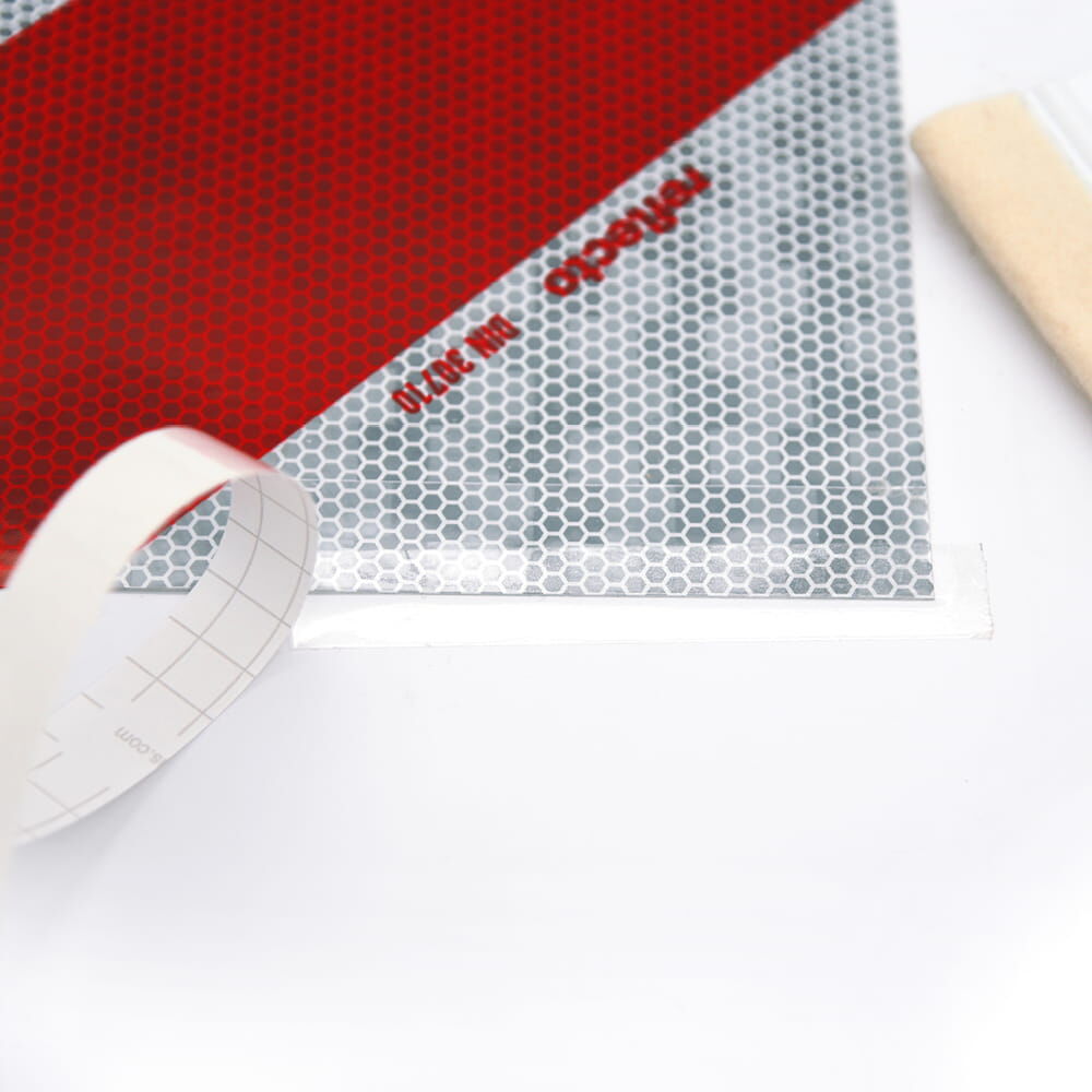 Orafol Kantenschutzfolie beim Aufbringen auf reflektierende Folie