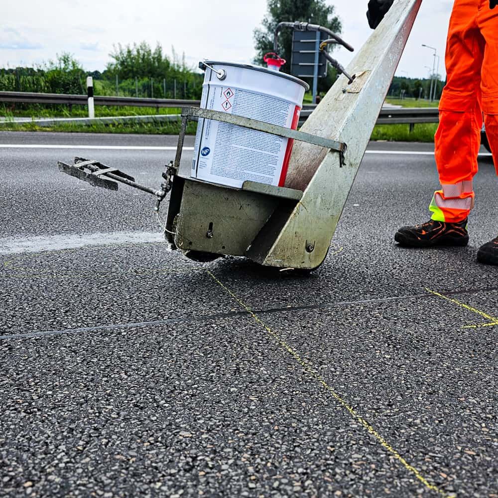 Anwendung des 3M Grundierungsgeräts PS-98 beim Auftragen von Primer auf Asphalt