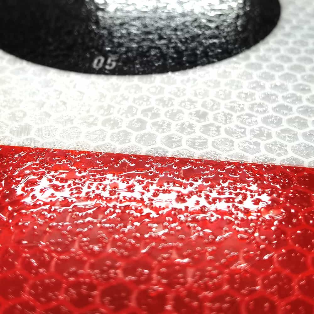 Nahaufnahme: Astifol-Oberfläche mit Wasserperlen auf Reflexfolie