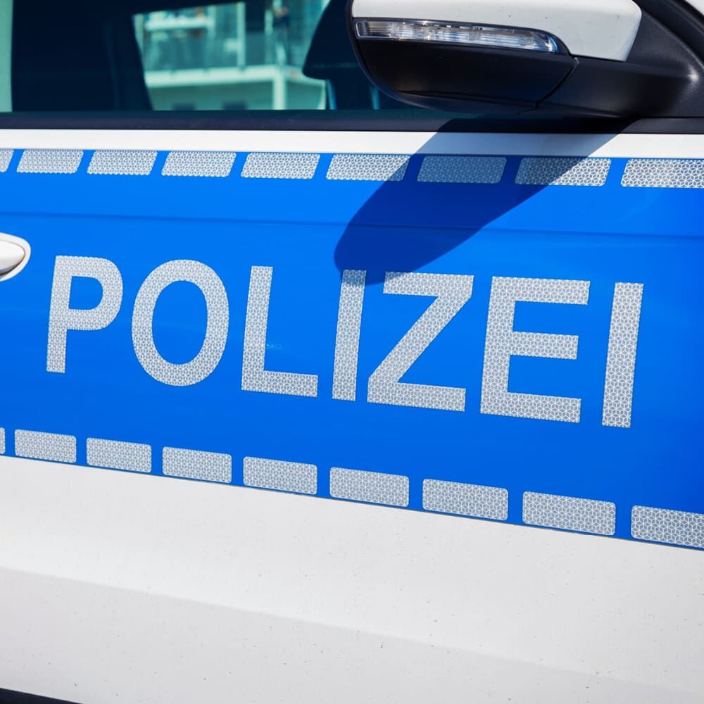 Polizeiwagen mit weißer Orafol VC110 Reflexfolie als Schriftzug „POLIZEI“ und Konturmarkierung