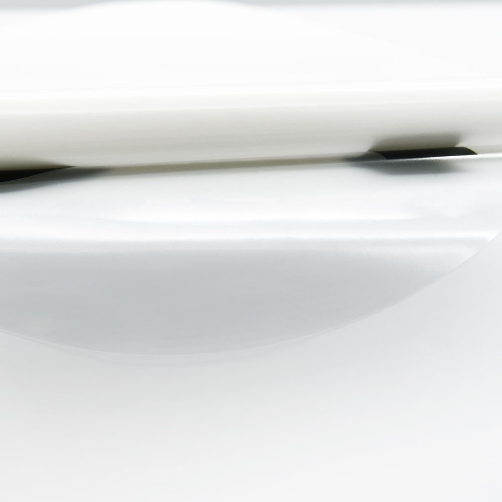 Seitenansicht: dünne transparente Overlay-Folie auf dem Zusatzschild