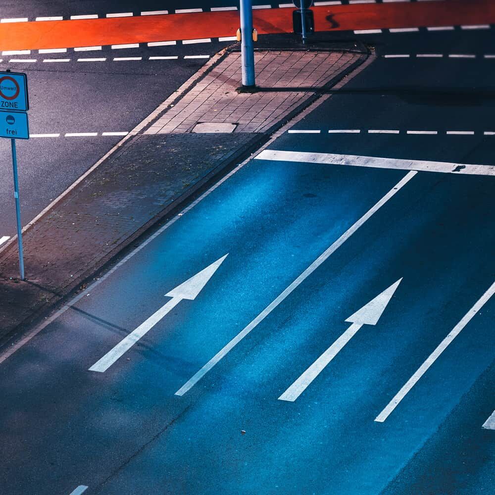 Anwendungsbild zeigt aufgebrachten Pfeil in realer Verkehrsszene