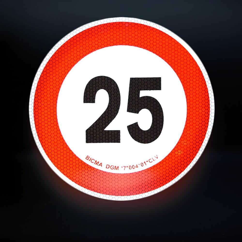 Reflektierendes 25-km/h-Schild bei Dunkelheit fotografiert, gute Sichtbarkeit
