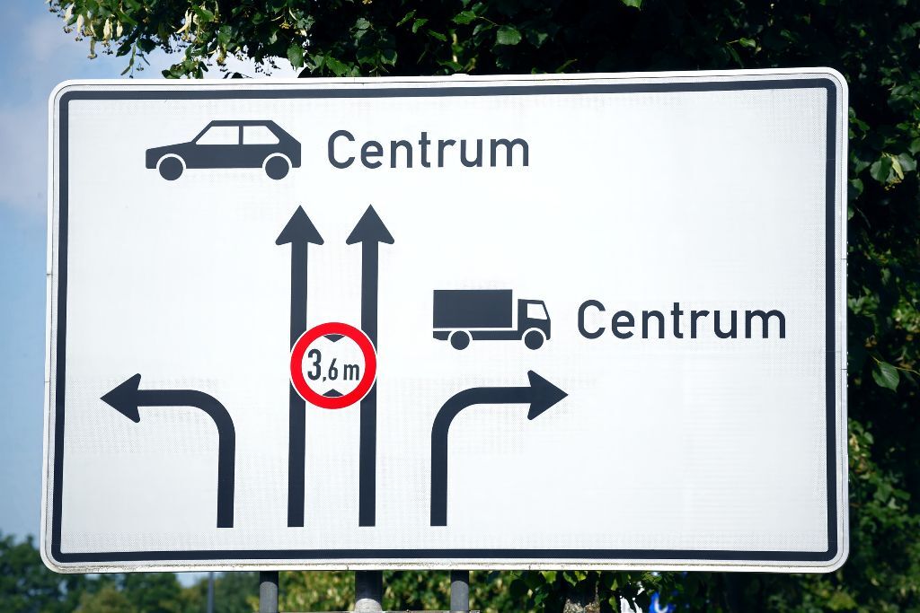 Plantafel mit Overlay zur Fahrstreifenführung für Pkw und Lkw Richtung Centrum
