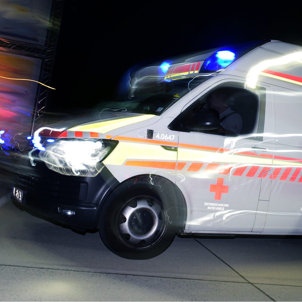 Rettungswagen nachts mit fluoreszierender ORALITE 5600E Konturmarkierung