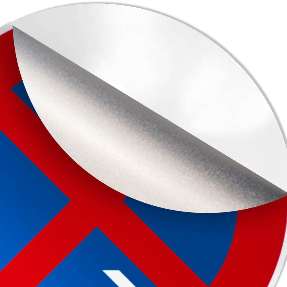 Detail: abgezogene Ecke des reflektierenden Halteverbot-Aufklebers mit Pfeil