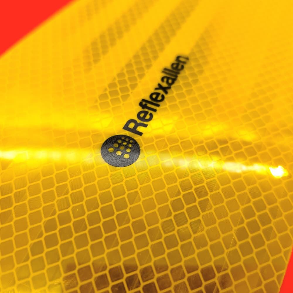 Makro der Wabenstruktur mit Reflexallen Logo auf Heckwarntafel