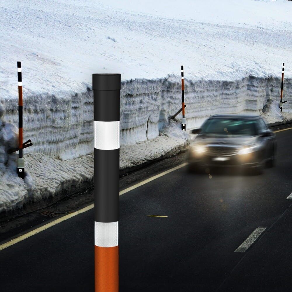 Schneepfosten mit weißem Reflexband 5930MFlex für bessere Sicht an verschneiter Gebirgsstraße