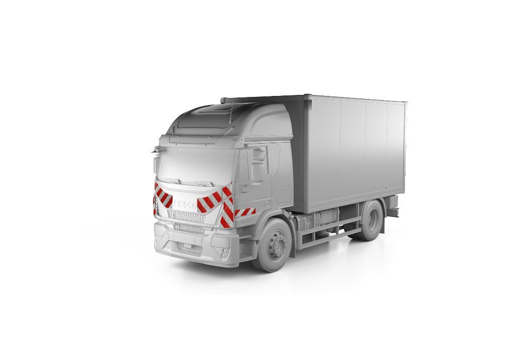 Iveco EuroCargo in Frontansicht mit Komplettwarnmarkierungssatz, Baujahr 2016