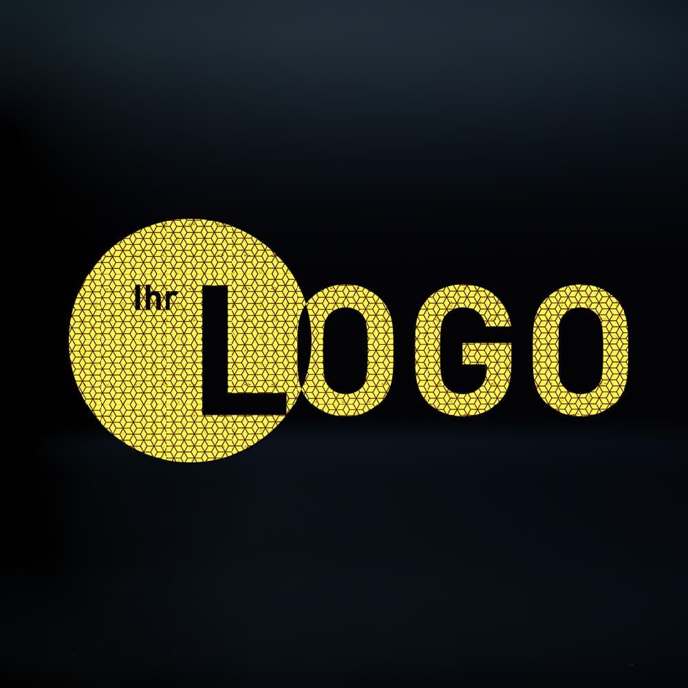 Gelb reflektierender VC 104 LOGO-Schriftzug bei Dunkelheit in Nahaufnahme