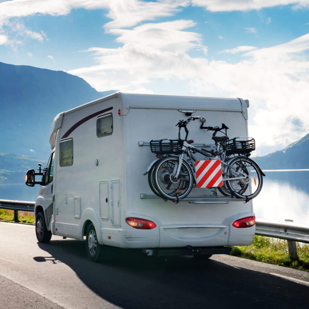anwendungsbild: Wohnmobil mit Fahrradträger, Warntafel am Überstand montiert