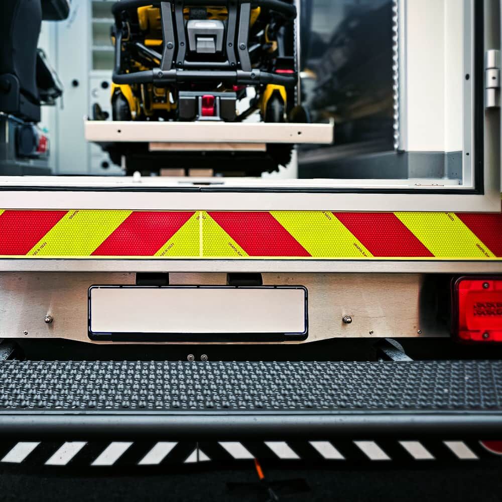 Heck eines Rettungsfahrzeugs mit gelb-roter VC612 Heckwarnmarkierung
