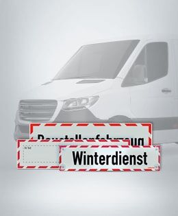 Weißer Transporter mit rot umrandeter "Winterdienst"-Beschriftung auf grauem Hintergrund.
