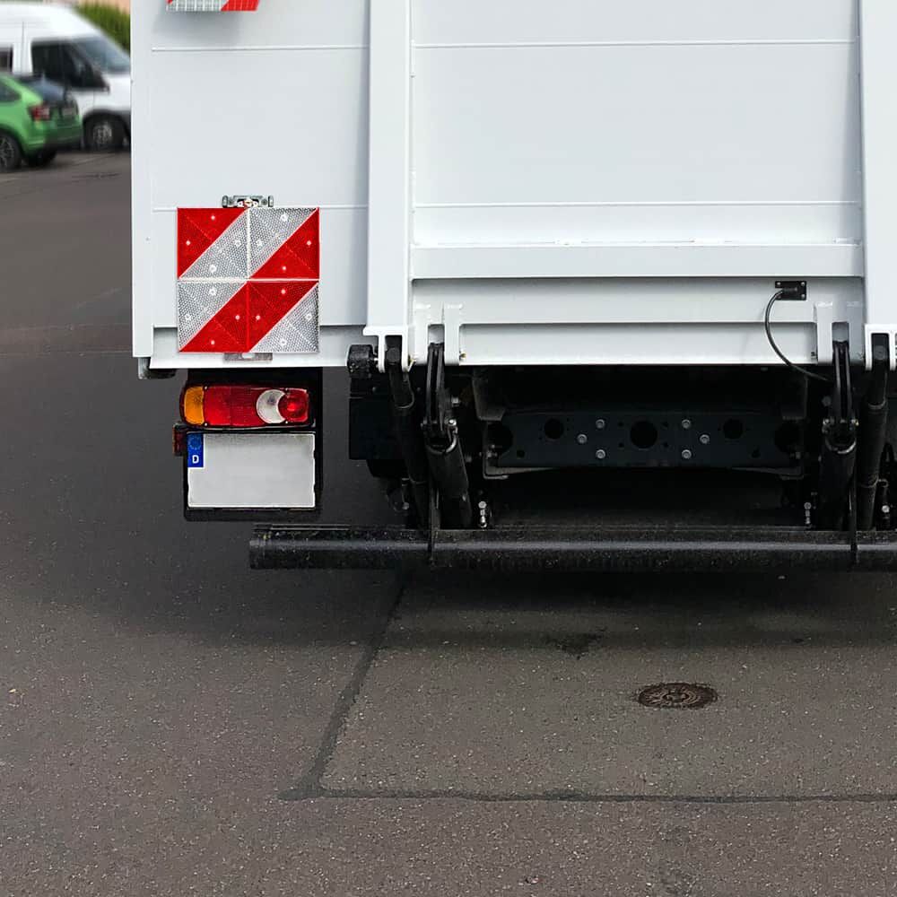 Anwendung am Lkw: kleine Parkwarntafel rot-weiß hinten montiert