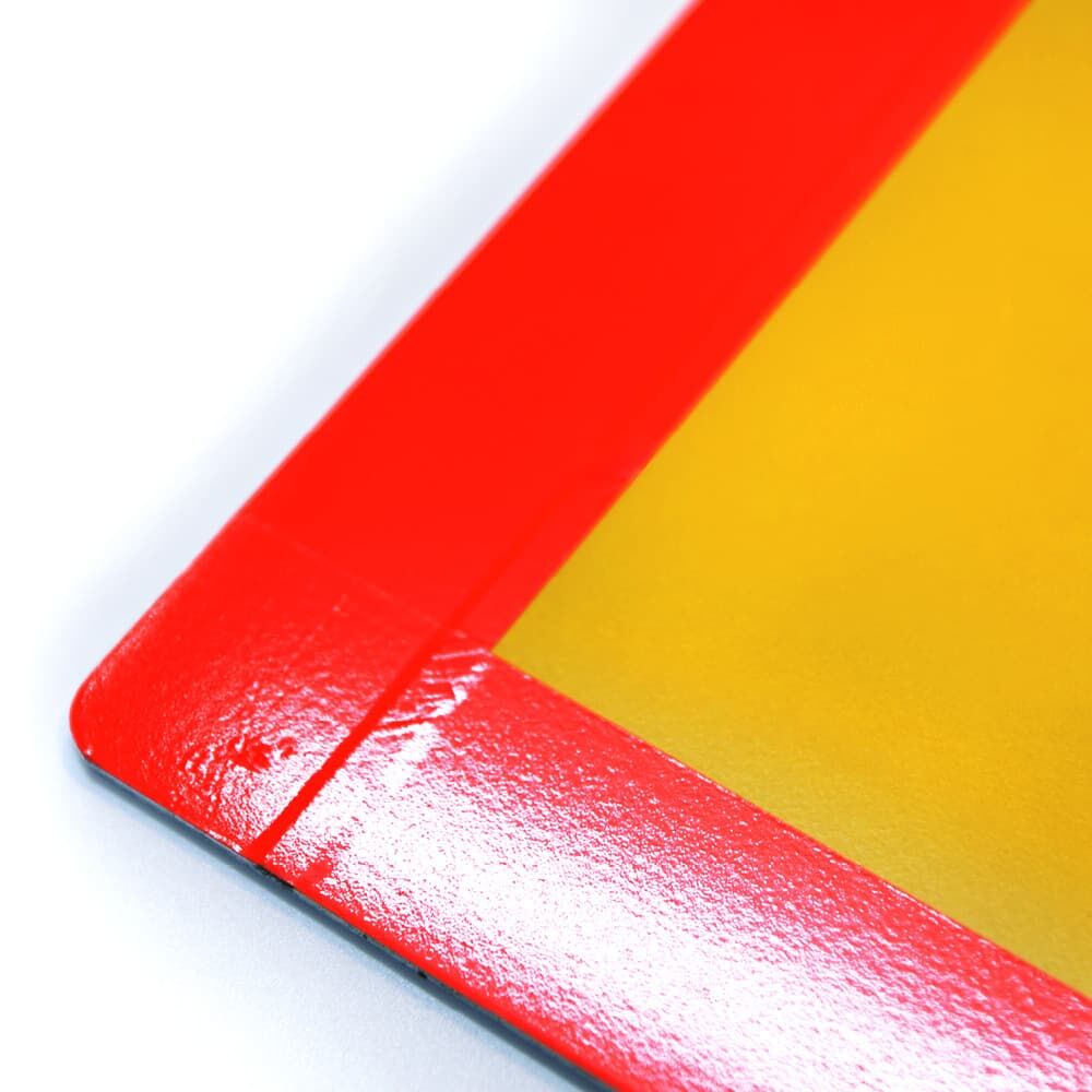 Rote Ecke der Tafel mit glänzender Oberfläche und gelbem Innenbereich