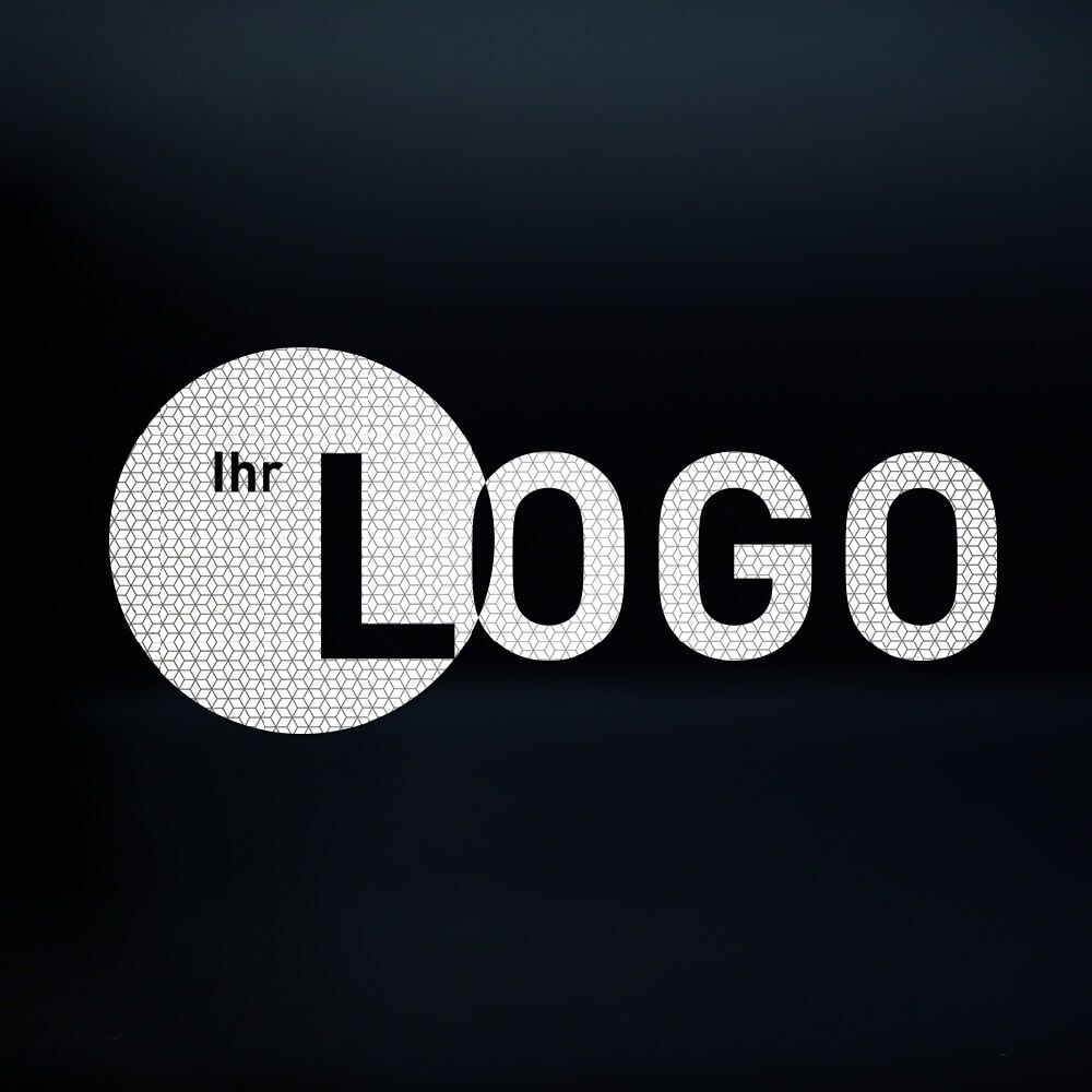 Weiß reflektierender VC 104 LOGO-Schriftzug bei Dunkelheit in Nahaufnahme