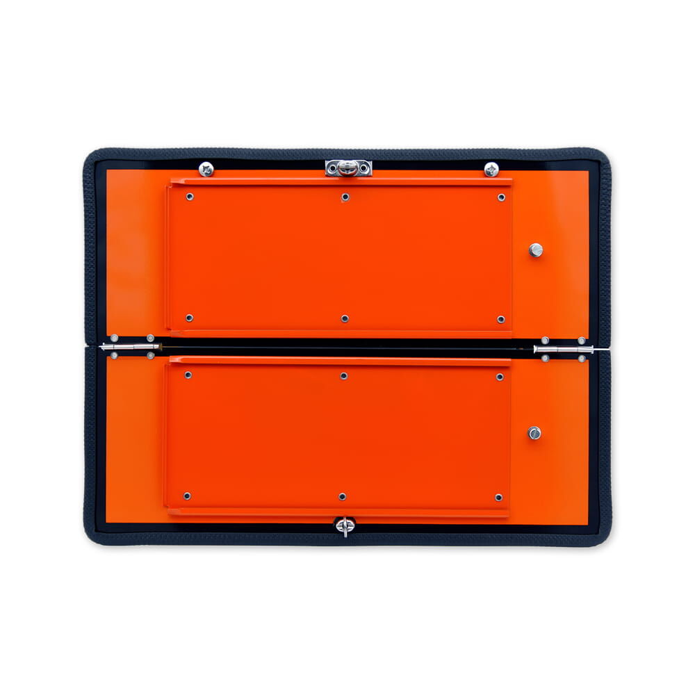 Klappbare orange ADR-Tafel mit schwarzem Gummirahmen und Verschlüssen, frontal fotografiert.