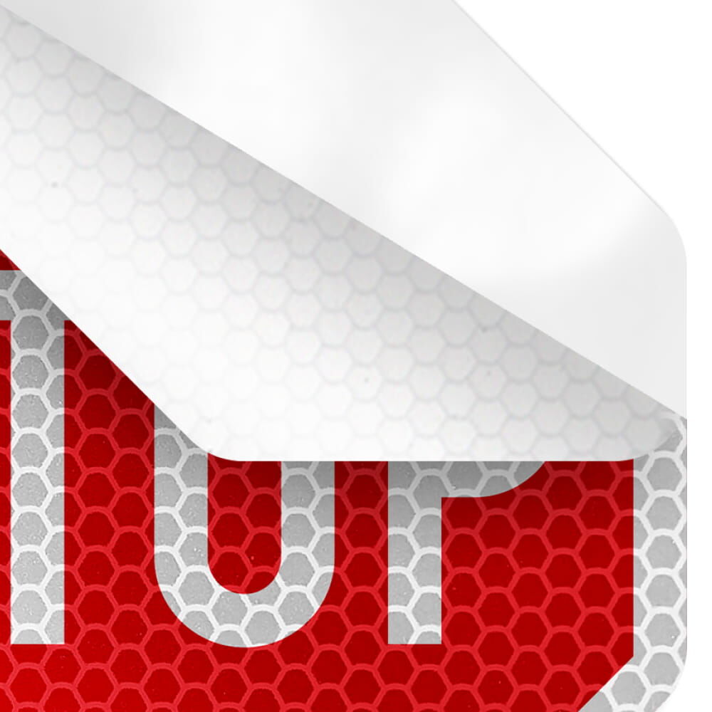 Nahaufnahme des Stopp-Schilds mit reflektierender Oberfläche