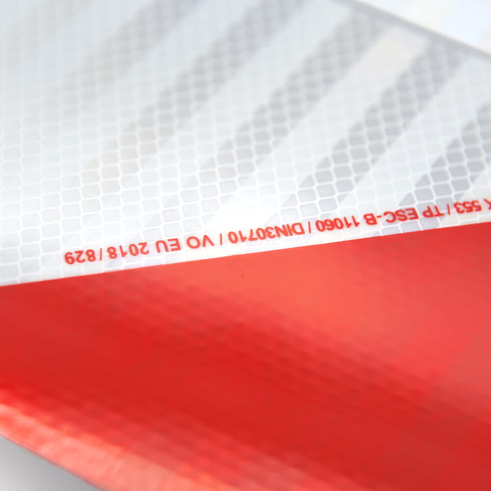 Detail: Beschriftung/Prüfzeichen auf reflektierender Folie (DIN/EN)