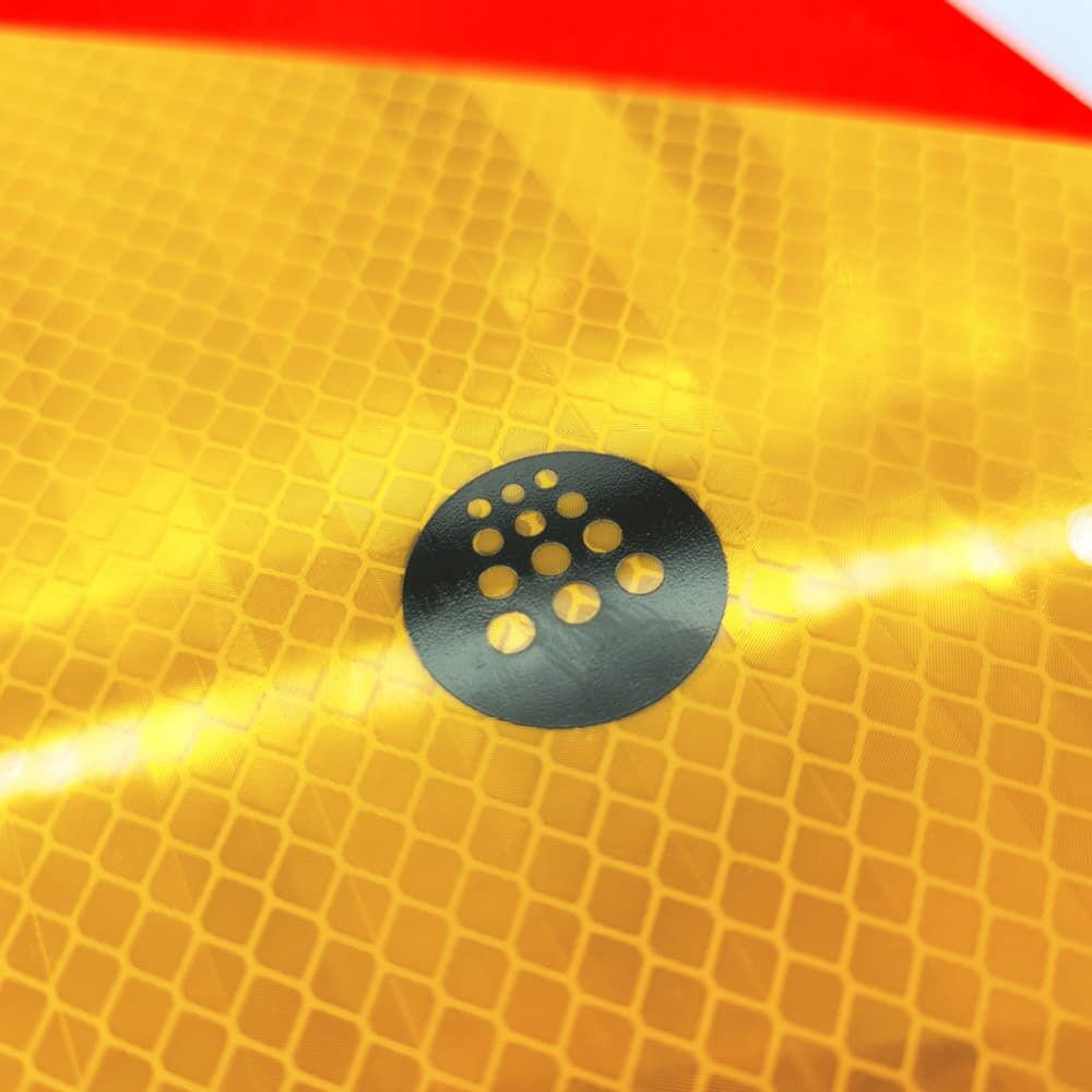 Makro Wabenstruktur mit Reflexallen Logo auf Heckwarntafel