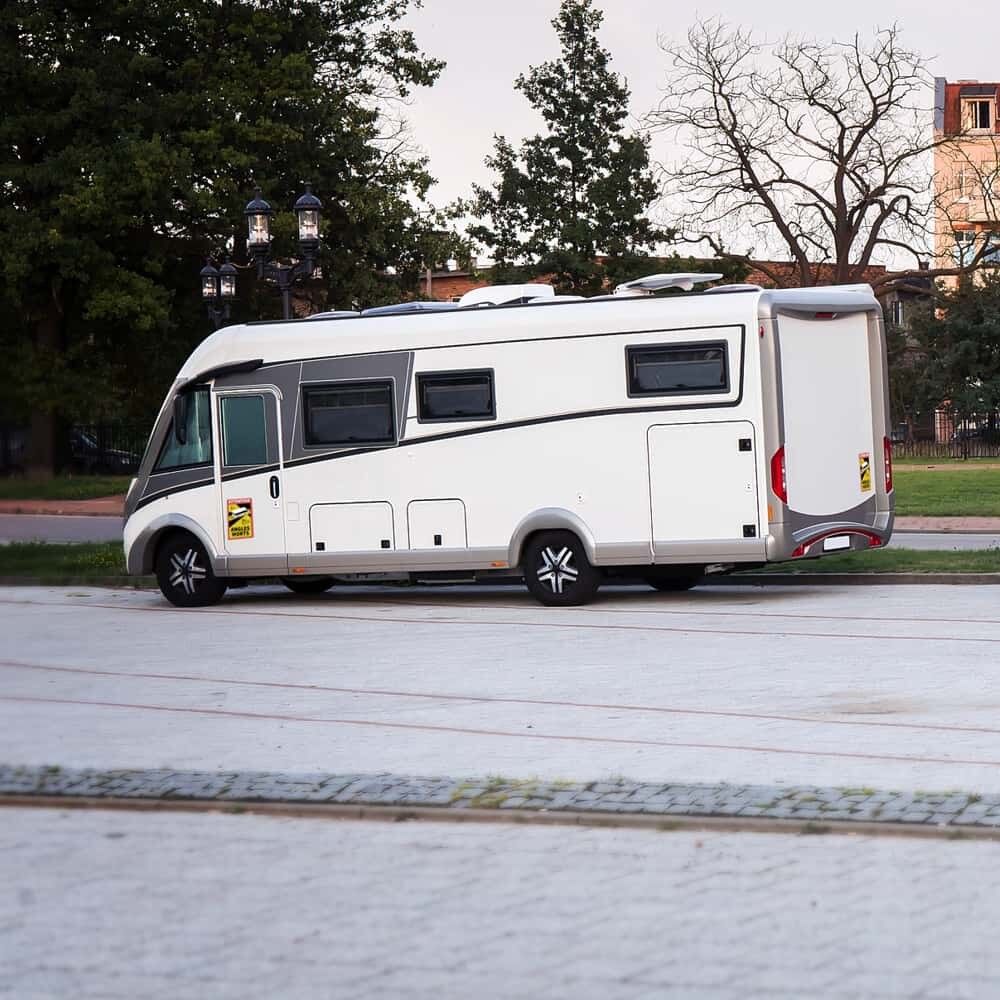 Wohnmobil mit gut sichtbaren Warnschildern „Angles Morts“ an Seiten und Rückseite