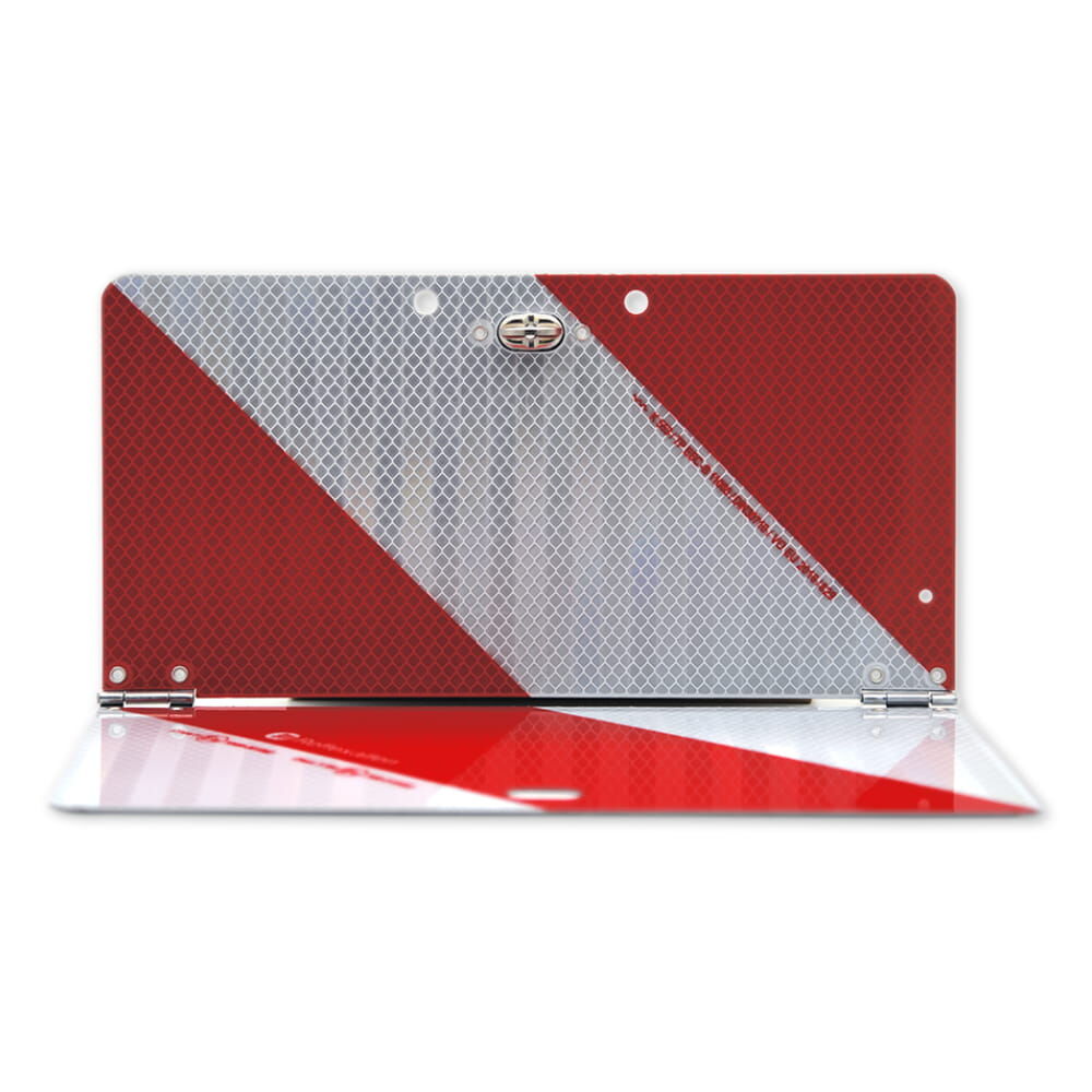 Aufgeklappte rechtsweisende Parkwarntafel